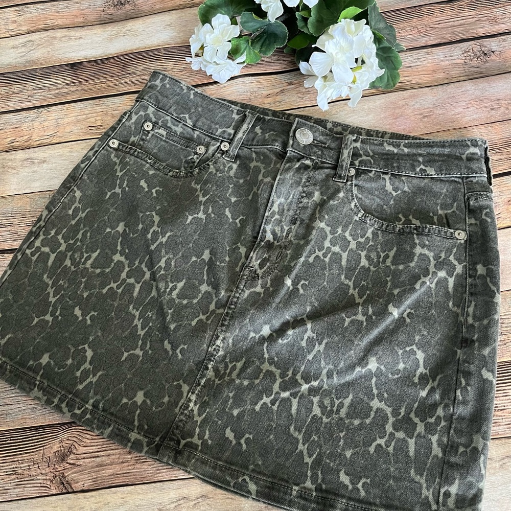American Eagle Green Camo Print Hi-Rise Mini Skirt Size 8